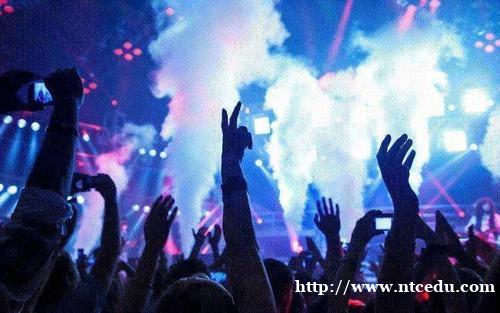 娛樂(lè)至死的年代，毀掉人們的，恰恰是人們所熱愛(ài)的東西