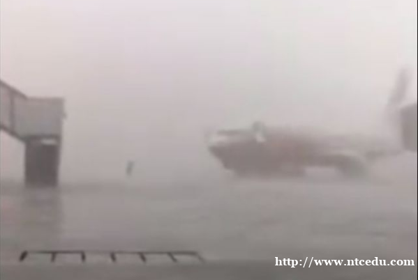 江蘇徐州機(jī)場內(nèi)飛機(jī)被“吹跑”風(fēng)速達(dá)22m/s