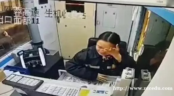 高速收費員假笑 被戲稱“職業(yè)假笑”