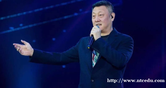 51歲韓磊突發(fā)意外，舞臺(tái)上不慎摔倒致后滾翻