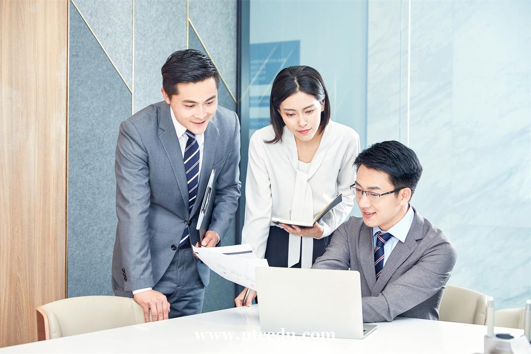 一把手和二把手在場，同時安排任務，該怎么辦？
