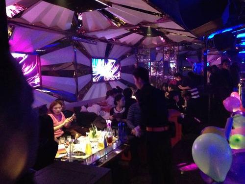 五星級酒店服務(wù)員開門驚了！客人竟把床搬到了…什么仇什么怨